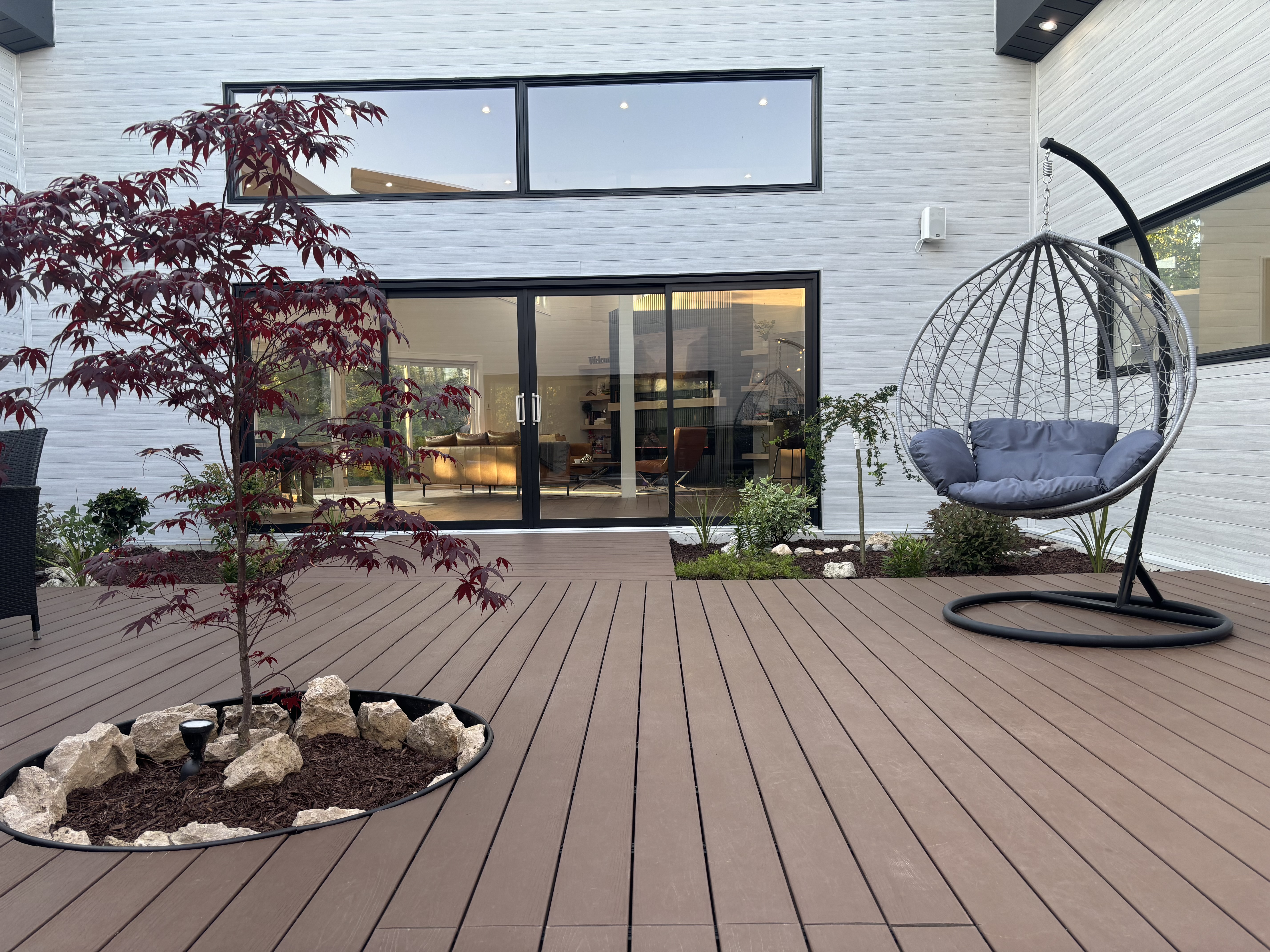 Courtyard patio seating beside the cottage